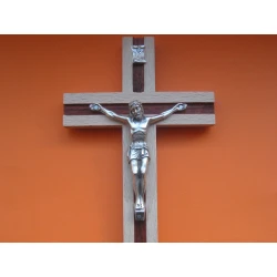 Krzyż drewniany jasny brąz z paskiem 16 cm